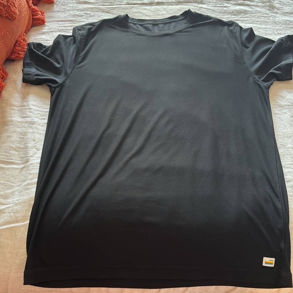 Like NEW Vuori Men’s strato tech shirt large black